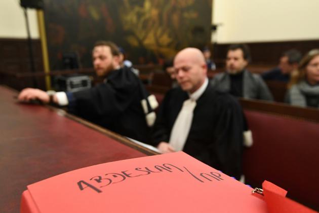 Un dossier judiciaire posé devant les avocats de Salah Abeslam, à Bruxelles, le 5 février 2018 [EMMANUEL DUNAND / POOL/AFP/Archives]