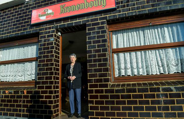 Marie-Louise Wirth, 100 ans révolus, continue d'officier derrière le comptoir de son bar, le 28 novembre 2017 à Isbergues, dans le Pas-de-Calais  [PHILIPPE HUGUEN / AFP]