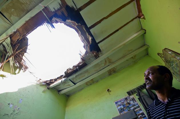 Trou dans le plafond d'un appartement touché par des éclats d'obus après une salve de missiles tirés par des rebelles yéménites à Riyad (Arabie Saoudite), le 26 mars 2018 [FAYEZ NURELDINE / AFP]