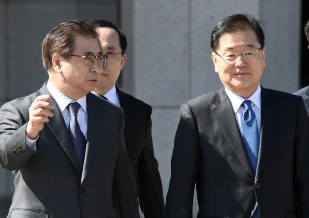 Chung Eui-yong (D) et Suh Hoon (G), membres de la délégation sud-coréenne avant leur envol pour la Corée du Nord, le 5 mars 2018 à Seongnam [Jung Yeon-je / pool/AFP]