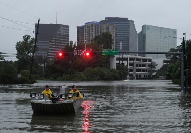 Des secours cherchent les personnes en détresse après le passage de l'ouragan Harvey à Houston le 27 août 2017 [MARK RALSTON / AFP]