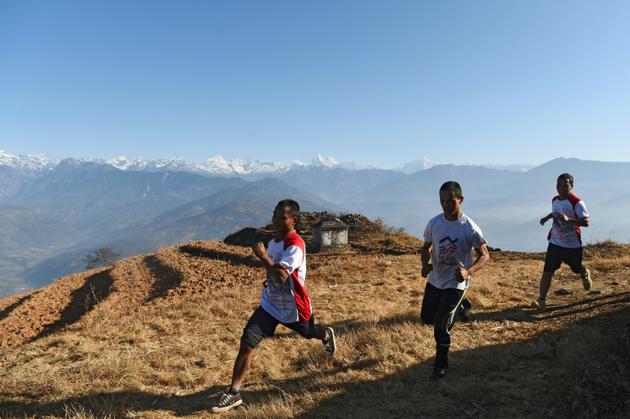 Des moines bouddhistes font un jogging à Sindhukot, le 15 février 2018, au nord-est de Katmandou, au Népal [PRAKASH MATHEMA / AFP]