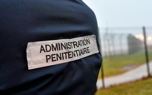 Des gardiens de prison manifestent devant le centre pénitentiaire de Vendin-le-Vieil, dans le Pas-de-Calais, le 12 janvier 2018 [Denis Charlet / AFP]