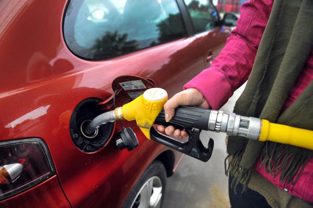 Les prix à la pompe augmentent de 7,6 centimes par litre pour le gazole et 3,84 centimes pour l'essence au 1er janvier [FRED TANNEAU / AFP/Archives]