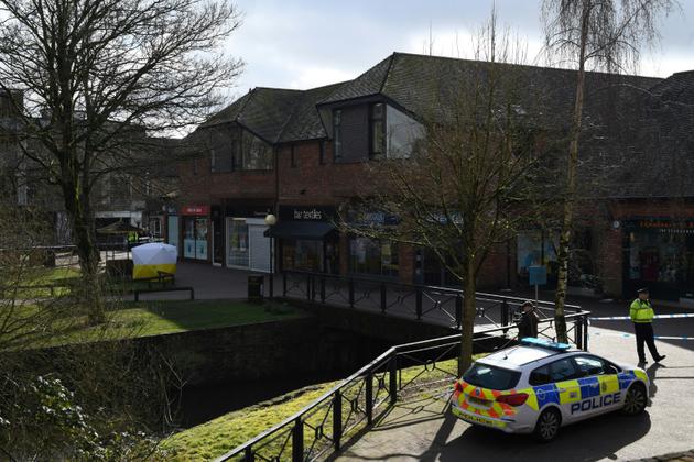 Des policiers devant le centre commercial  de Salisbury, à 140 km au sud-ouest de Londres où ont été retrouvés un homme et une femme inconscients, le 6 mars 2018, [Chris J Ratcliffe / AFP]