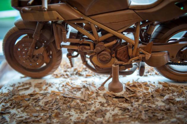Le 20 mars 2017, à Loches, Michel Robillard présente un modèle réduit de moto en bois [GUILLAUME SOUVANT / AFP/Archives]