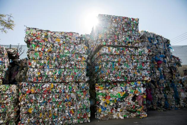 Des canettes d'aluminium compactées dans une entreprise de recyclage des déchets à Geri, près de Nicosie, le 5 octobre 2017 [Florian CHOBLET / AFP]