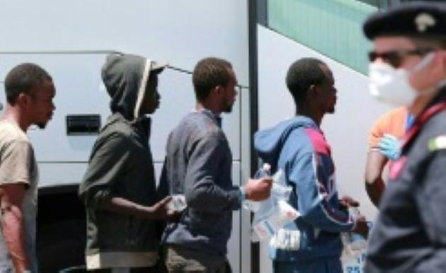 Des migrants sauvés en mer arrivent au port italien de Salerne, le 29 juin 2017 [ / AFP/Archives]