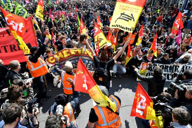 Les manifestants rassemblés au métro Tolbiac, dans le 13e arrondissement de Paris, le 13 avril 2018 [GERARD JULIEN / AFP]