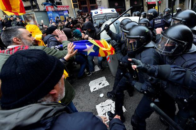 La police anti-émeutes à Barcelone le 25 mars 2018 bloque la route qui mène aux bâtiments du gouvernement central aux manifestants qui protestent contre l'arrestation de Carles Puidgemont en Allemagne [LLUIS GENE                           / AFP]