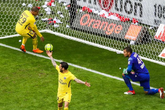 Le défenseur brésilien Dani Alves a offert la victoire au PSG aux dépens de l'OGC Nice, le 18 mars 2018 à l'Allianz Riviera [Valery HACHE / AFP]