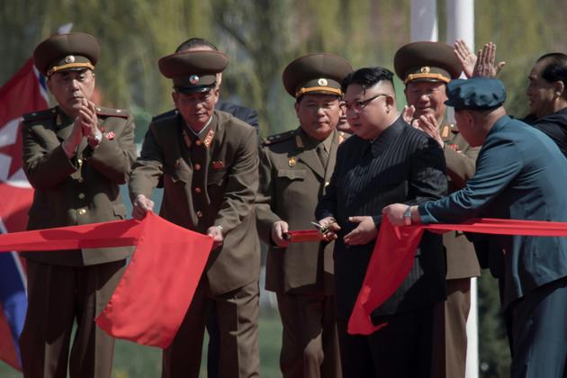 Le leader nord-coréen Kim Jong-Un (c) inaugure un complexe résidentiel, le 13 avril 2017 à Pyongyang [ED JONES / AFP]