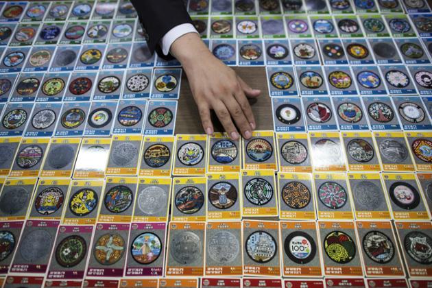 Des cartes de plaques d'égout décorées à collectionner, le 8 novembre 2017 à Tokyo [Behrouz MEHRI / AFP]