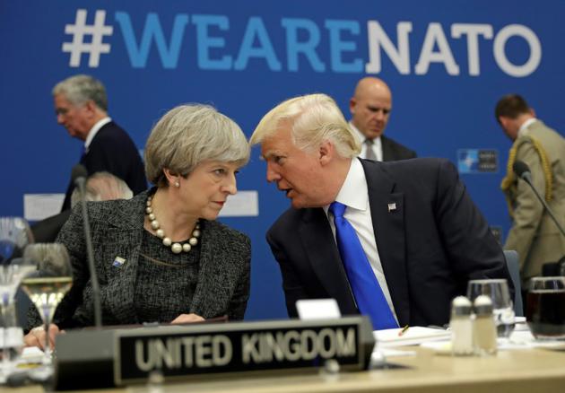 Le président américain Donald Trump (d) s'entretient avec la Première ministre britannique Theresa May, lors du sommet de l'Otan à Bruxelles, le 25 mai 2017 [Matt Dunham / POOL/AFP]