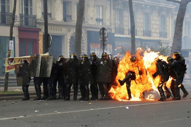 Un policier prend feu après avoir reçu un projectile de manifestants à Paris le 1er mai 2017 [Zakaria ABDELKAFI / AFP/Archives]