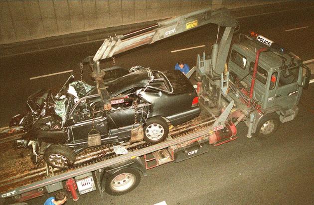 L'épave de la voiture accidentée où se trouvait Lady Diana après l'accident dans le tunnel de l'Alma à Paris le 31 août 1997 [PIERRE BOUSSEL / AFP/Archives]