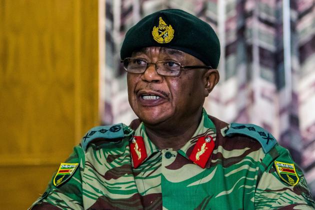 Le chef d'état-major de l'armée zimbabwéenne, le général Constantino Chiwenga le 13 novembre 2017 [Jekesai NJIKIZANA / AFP]
