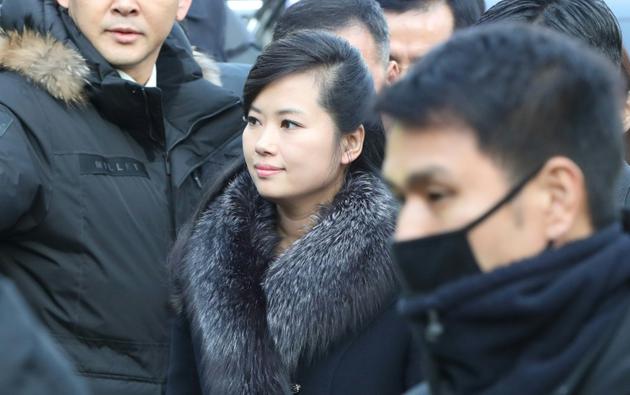 Hyon Song-Wol (C), leader d'un groupe de pop entièrement féminin très populaire en Corée du Nord, à Séoul le 21 janvier 2018 lors de la visite d'une délégation nord-coréenne pour préparer les manifestations culturelles des JO d'hiver [- / KOREA POOL/AFP]