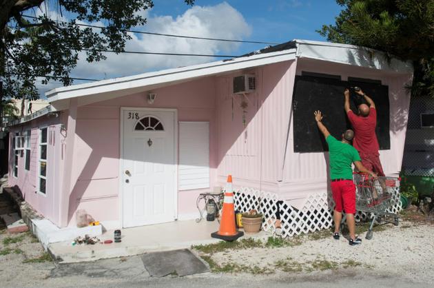 Des habitants protègent leur maison de l'ouragan Irma à Miami, en Floride, le 8 septembre 2017 [SAUL LOEB / AFP]