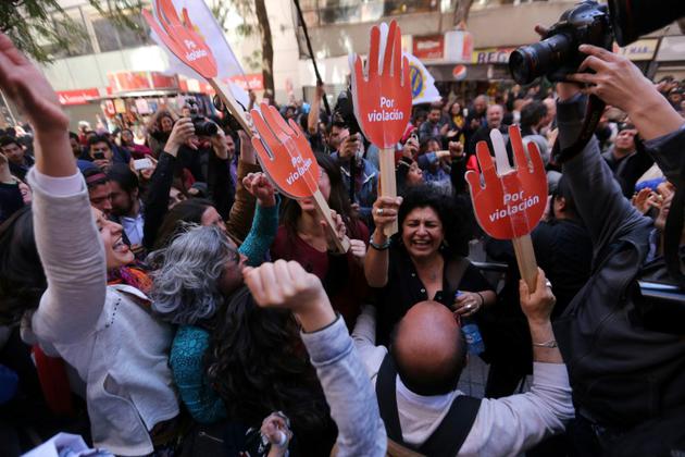 Des militants pro-avortement manifestent leur joie devant le tribunal Constitutionnel, le 21 août 2017 à Santiago au Chili [CLAUDIO REYES / AFP]