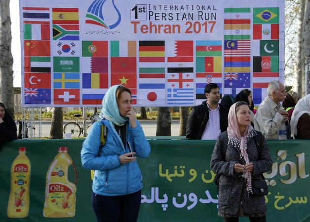 Des participants attendent le début du premier marathon international à Téhéran, le 7 avril 2017 [ATTA KENARE / AFP]