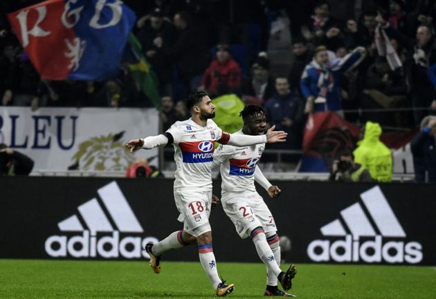 Le milieu de terrain de Lyon Nabil Fekir (G) heureux après avoir inscrit un but contre le PSG au stade Décines-Charpieu le 21 janvier 2018 [JEFF PACHOUD / AFP]