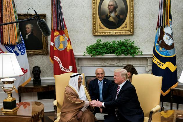 L'émir koweïtien cheikh Sabah al-Ahmad Al-Sabah et le président américain Donald Trump, le 7 septembre 2017 dans le Bureau Oval de la Maison Blanche, à Washington [Brendan Smialowski / AFP]