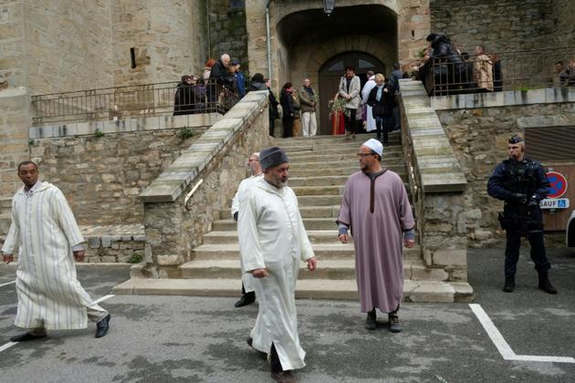 Des musulmans quittent la cérémonie religieuse qui s'est déroulée en l'église Saint Etienne de Trèbes, deux jours après les attaques terroristes qui ont fait 4 morts [ERIC CABANIS / AFP]