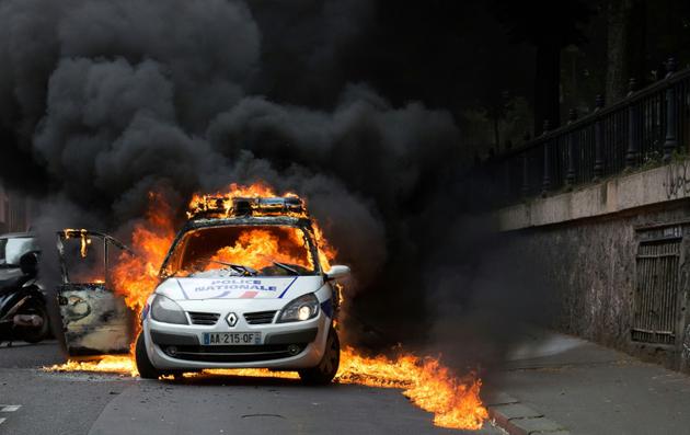 Une voiture de police incendiée par des manifestants d'extrême gauche lors d'une manifestation non autorisée le 18 mai 2016 à Paris  [CYRIELLE SICARD / AFP/Archives]
