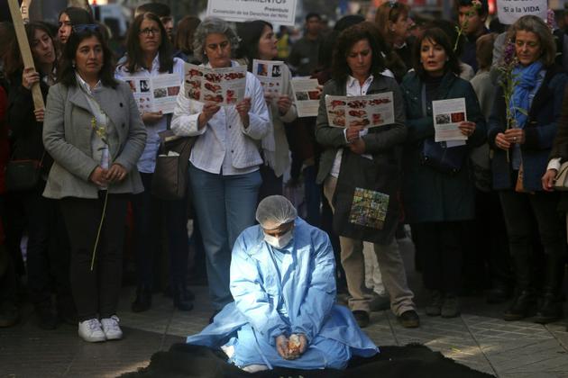 Des militants anti-avortement manifestent devant le tribunal Constitutionnel, le 21 août 2017 à Santiago au Chili [CLAUDIO REYES / AFP]