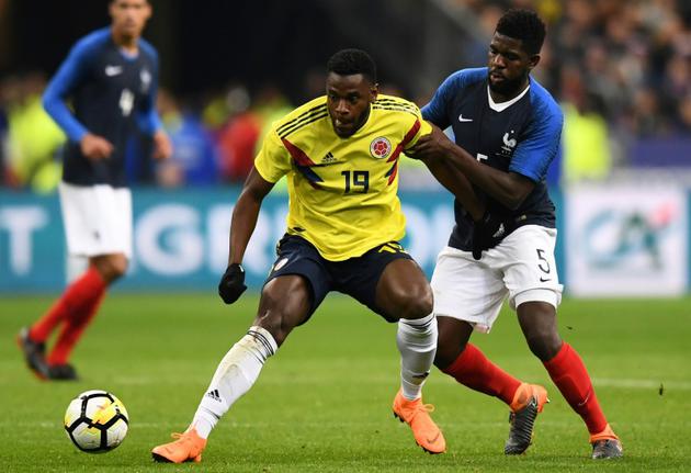 Le défenseur français Samuel Umtiti (d) aux prises avec le Colombien Duvan Zapata, en match amical au Stade de France le 23 mars 2018 [FRANCK FIFE / AFP]