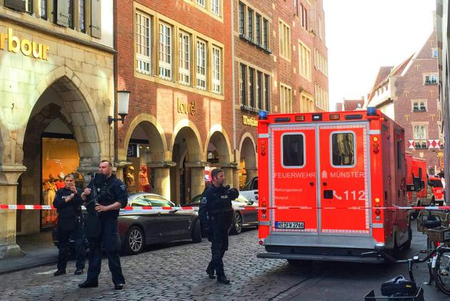 Policiers et urgentistes sont déployés à Münster (nord-ouest de l'Allemagne), le 7 avril 2018 après qu'une voiture a foncé dans la foule [- / dpa/AFP]