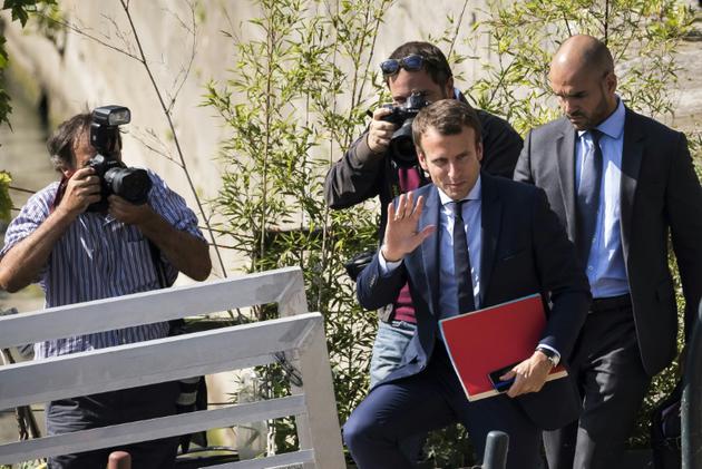 Emmanuel Macron, alors ministre de l'Economie, après avoir rendu sa démission à Paris, le 30 août 2016 [LIONEL BONAVENTURE / AFP/Archives]