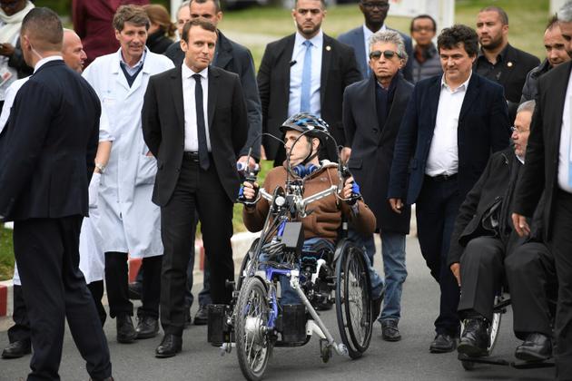 Le candidat d'En Marche! Emmanuel Macron (3eD) lors d'une visite de l'hôpital de Garches (Hauts-de-Seine), en compagnie du Dr Patrick Pelloux (2eD), syndicaliste et médecin urgentiste [Lionel BONAVENTURE / POOL/AFP]