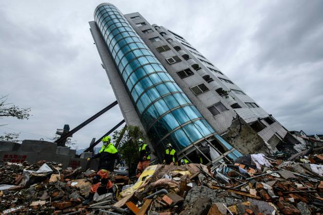 Un immeuble affaisé après un violent séisme, dans la ville de Hualien, le 7 février 2018 à Taïwan [Anthony WALLACE / AFP]