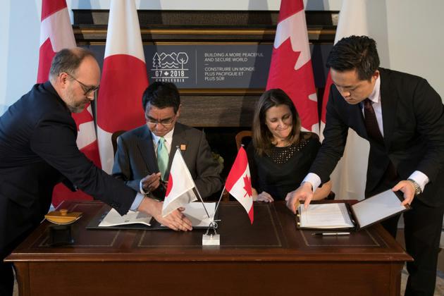 La ministre canadienne des Affaires étrangères Chrystia Freeland et son homologue japonais Taro Kono, signent un accord, le 21 avril 2018 à Toronto [Lars Hagberg / AFP]