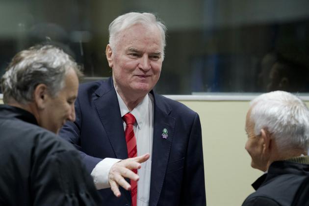 Ratko Mladic, surnommé le "boucher des Balkans", arrrive au  Tribunal pénal international pour l'ex-Yougoslavie, pour le verdict de son procès, le 22 novembre 2017 à La Haye [Peter Dejong / POOL/AFP]