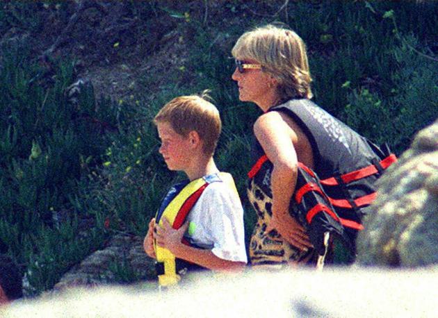 La princesse de Galles Lady Diana avec son fils Harry, le 14 juillet 1997, en vacances dans la propriété du cheik Al Fayed à Saint-Tropez [PATRICK HERTZOG / AFP/Archives]