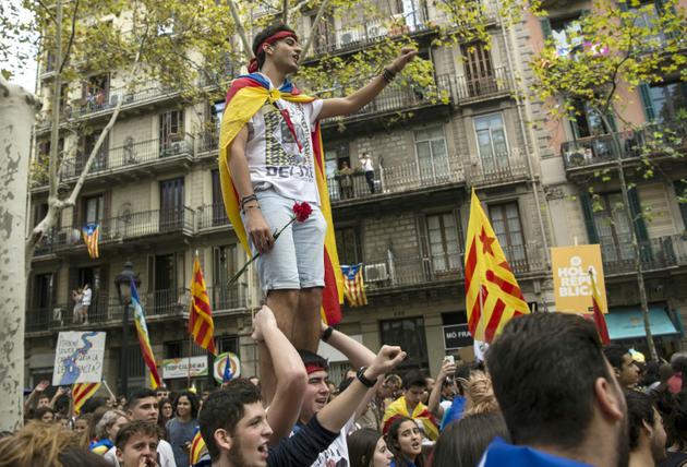 Des étudiants manifestent pour défendre le référendum d'autodétermination, le 28 septembre 2017 à Barcelone [Josep LAGO / AFP]
