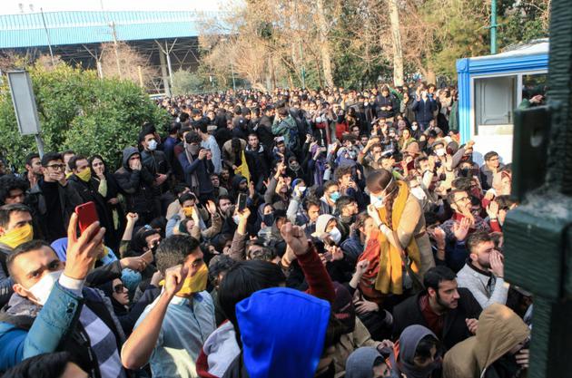 Des étudiants iraniens manifestent devant l'université de Téhéran, le 30 décembre 2017 [STR / AFP]