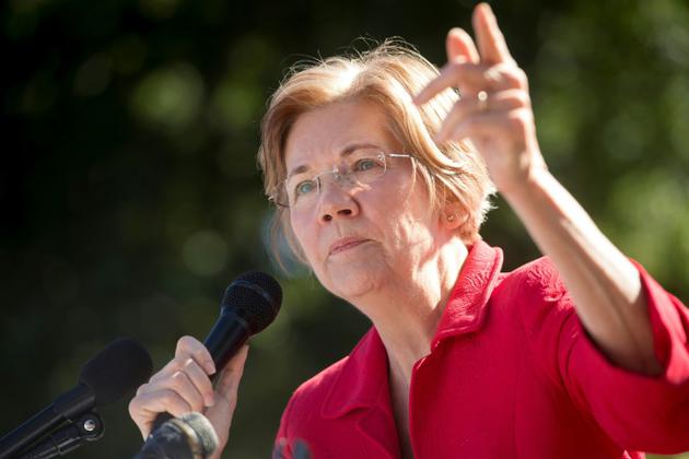 La sénatrice du Massachusetts Elizabeth Warren, le 18 octobre 2017 à Washington lors d'une manifestation  [SAUL LOEB / AFP]