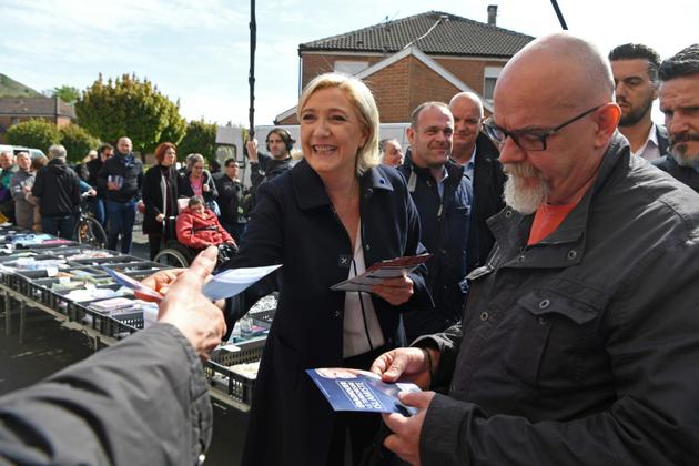 Marine Le Pen sur le marché du Rouvroy près d'Hénin-Beaumont (Hauts-de-France), le 24 avril 2017  [ALAIN JOCARD / AFP]