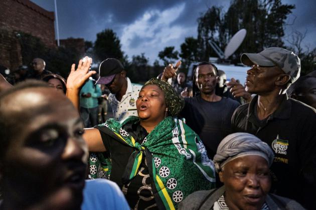 Des sympathisants de l'ANC réunis devant la maison de Winnie Mandela à Soweto, le 2 avril 2018 [MARCO LONGARI / AFP]