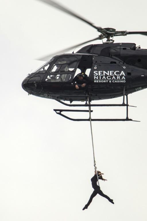 L'Américaine Erendira Wallenda, le 15 juin 2017 au-dessus des chutes du Niagara [Geoff Robins / AFP]