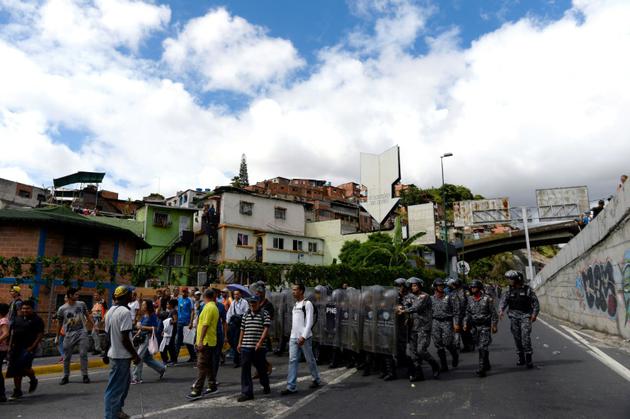 Des policiers anti-émeutes dispersent une manifestation à Caracas, le 28 décembre 2017 [FEDERICO PARRA / AFP]