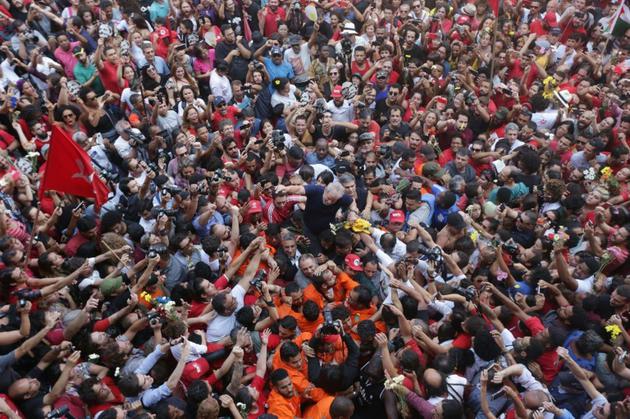 Photo communiquée par Fotos Publicas montrant l'ex-président Lula porté par des partisans le 7 avril 2018. [Paulo Pinto / AFP]