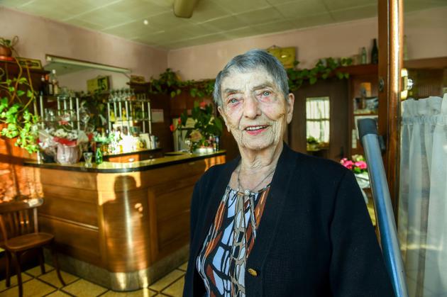Marie-Louise Wirth, 100 ans révolus, continue d'officier derrière le comptoir de son bar, le 28 novembre 2017 à Isbergues, dans le Pas-de-Calais  [Philippe HUGUEN / AFP]