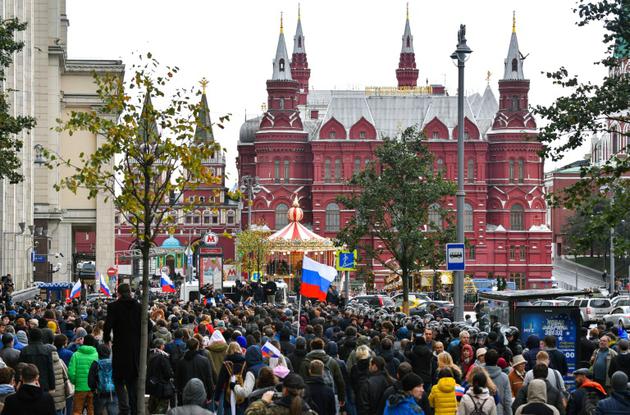 Des partisans de l'opposant Alexeï Navalny, actuellement en prison, manifestent à Moscou le jour des 65 ans du président Vladimir Poutine, le 7 octobre 2017 [Mladen ANTONOV / AFP]