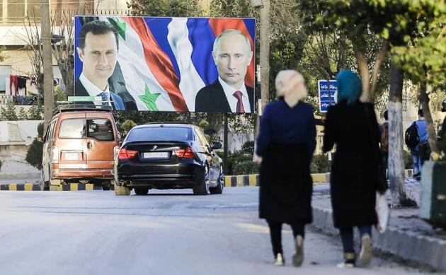 Les portraits du présiden syrien Bachar al-Assad et du président russe Vladimir Poutine, le 9 mars 2017, à Alep, en Syrie [JOSEPH EID / AFP/Archives]