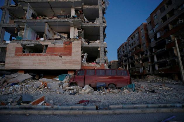 Un immeuble éventré à Sar-e Pol-e Zahab, dans l'ouest de l'Iran, après un violent tremblement de terre, le 13 novembre 2017  [POURIA PAKIZEH / ISNA/AFP]